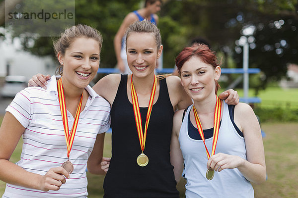 Frauen mit Medaillen im Park