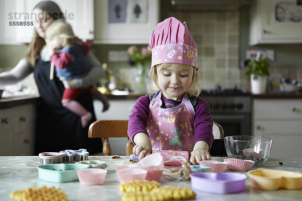 Kleinkind Mädchen beim Backen in der Küche