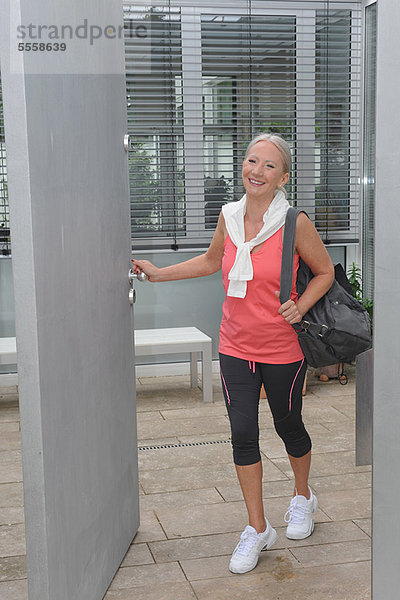 Fitness-Studio  Frau  tragen  lächeln  Tasche  alt