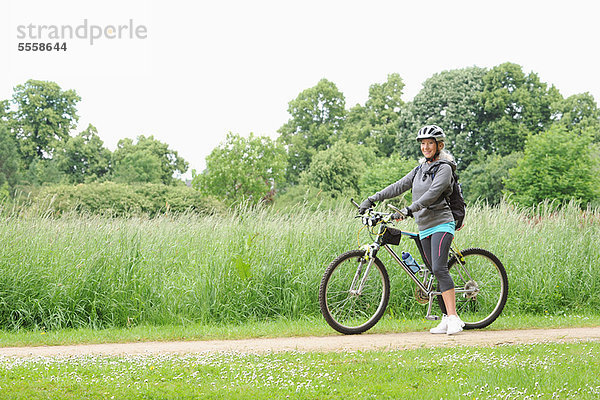 Ländliches Motiv  ländliche Motive  Frau  fahren  Fernverkehrsstraße  Fahrrad  Rad  alt