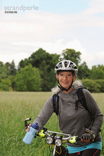 Ländliches Motiv  ländliche Motive  Frau  fahren  Fernverkehrsstraße  Fahrrad  Rad  alt