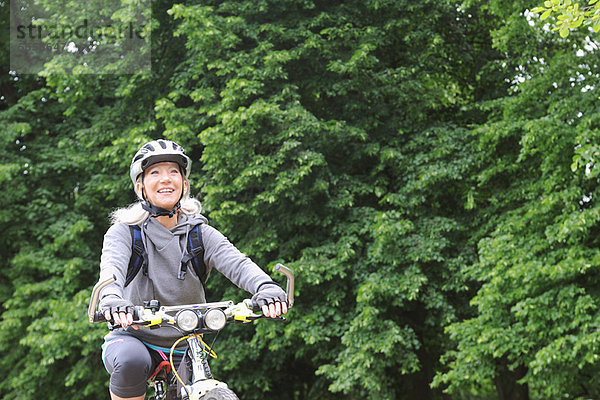 Ländliches Motiv  ländliche Motive  Frau  fahren  Fernverkehrsstraße  Fahrrad  Rad  alt