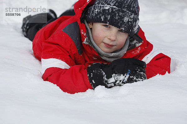 Junge - Person  Anorak  spielen  Schnee