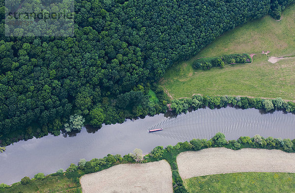 Luftaufnahme des Bootes im ländlichen Fluss