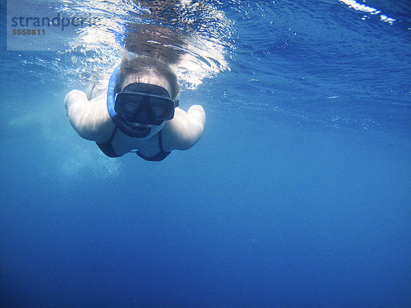 Frau  schnorcheln  schwimmen  Maske