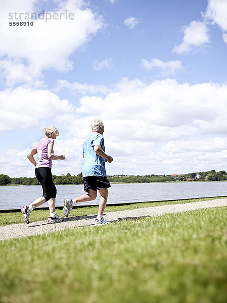 Älteres Paar beim gemeinsamen Joggen im Freien