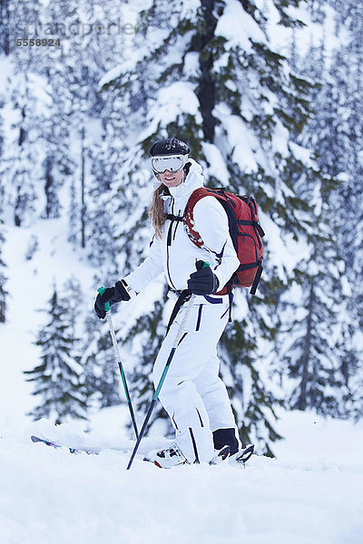 Skifahrer  lächeln  Schnee  Hang