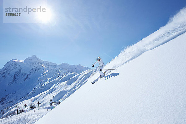 Skifahrer beim Abfahren der verschneiten Piste