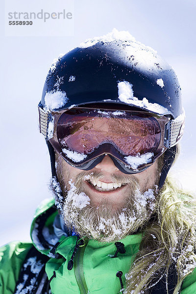 Nahaufnahme des schneebedeckten Gesichts der Skifahrer
