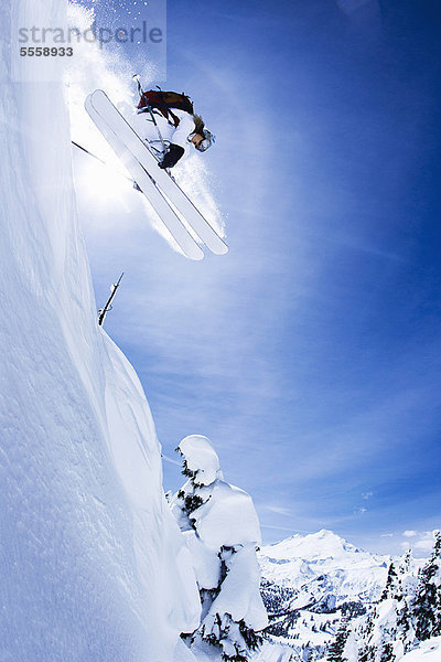 Skispringen auf verschneiter Piste