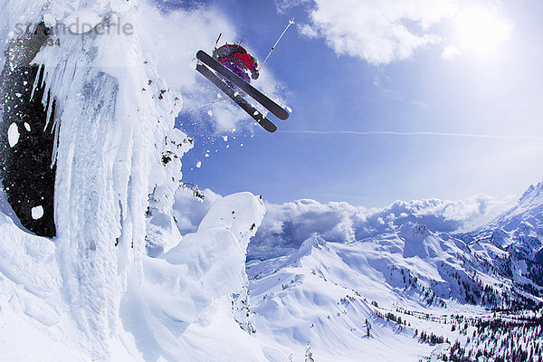 Skispringen auf verschneiter Piste