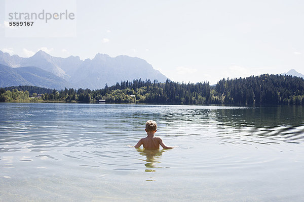 Junge schwimmt im See