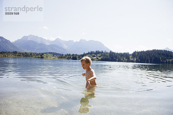 Junge schwimmt im See