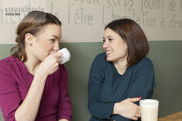 Frauen bei einer Tasse Kaffee im Café