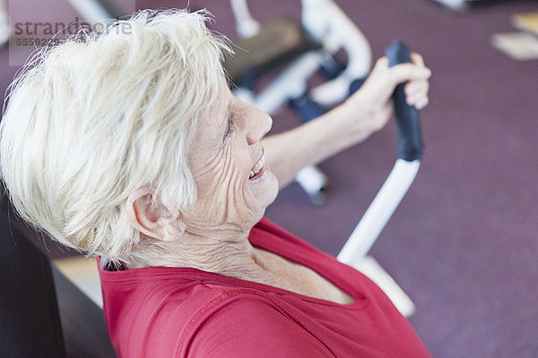 Ältere Frauen trainieren im Fitnessstudio