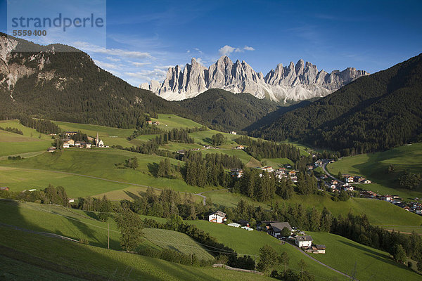 Felsiges Gebirge mit Blick auf das ländliche Tal