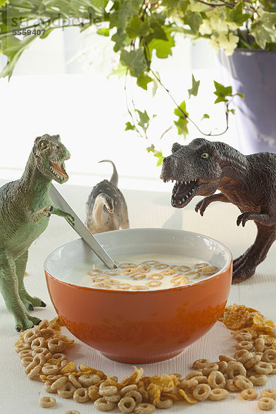 Spielzeug-Dinosaurier mit Getreideschale