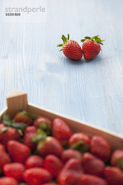 Außenaufnahme  Paar  Paare  Erdbeere