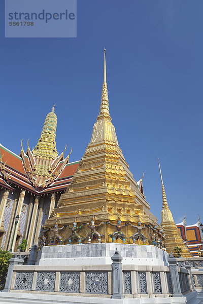 Ein Chedi vor dem Wat Phra Kaeo  Wat Phra Kaew  Königspalast  Bangkok  Thailand  Asien