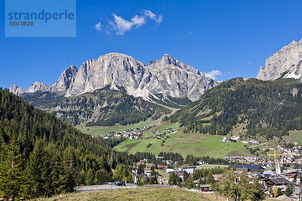 Corvara  hinten der Sas Ciampac  2672 m  Dolomiten  Italien  Europa