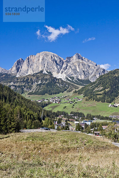 Corvara  hinten der Sas Ciampac  2672 m  Dolomiten  Italien  Europa