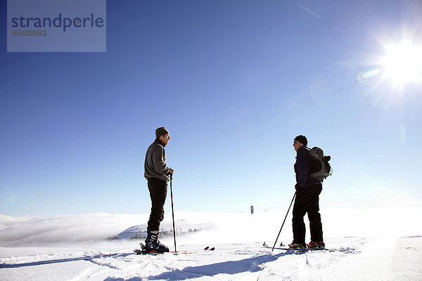 Zwei Skiwanderer unterhalten sich am Gipfel des Feldbergs  Schwarzwald  Baden-Württemberg  Deutschland  Europa  ÖffentlicherGrund
