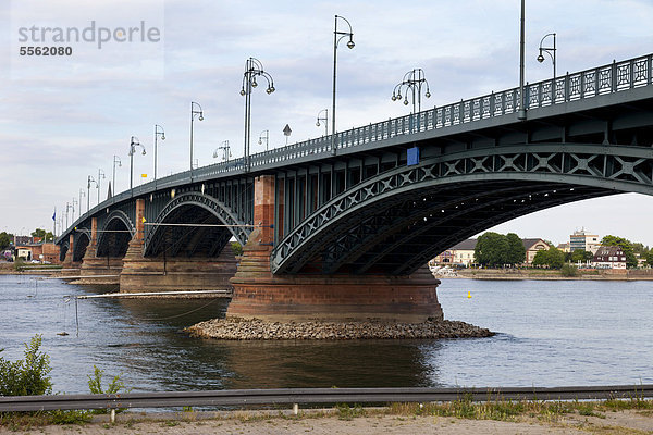 Theodor-Heuss-Brücke über den Rhein  Mainz  Rheinland-Pfalz  Deutschland  Europa
