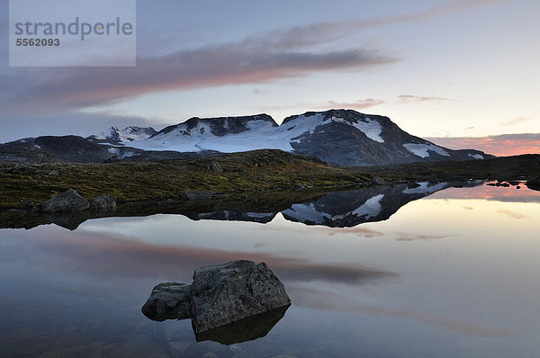 See Fantesteinsvatnet und Blick auf den Fannaraki  Jotunheimen Nationalpark  Norwegen  Europa