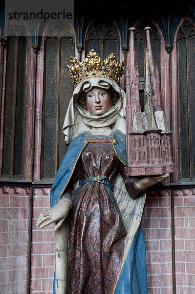 Statue der Heiligen Elisabeth  Elisabethkirche  Marburg  Hessen  Deutschland  Europa