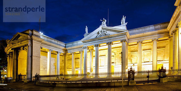Nachtaufnahme Bank of Ireland in Dublin  Irland  Europa