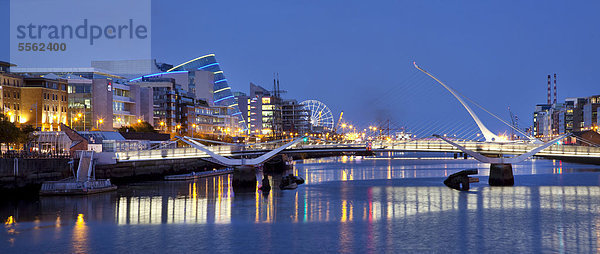 Die Docklands  das ehemalige Hafengelände  mit dem Convention Center Dublin und der Samuel Beckett Bridge des Architekten Santiago Calatravas am River Liffey  in Dublin  Irland  Europa