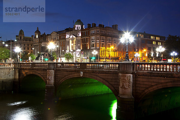 O'Connell Bridge  Brücke  überquert den River Liffey  in Dublin  Irland  Europa