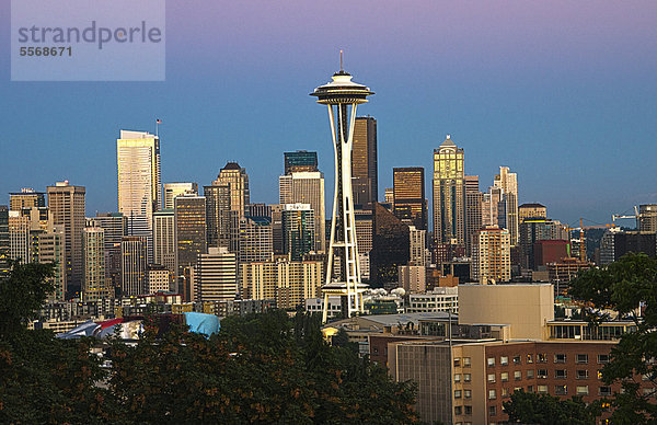 Seattle mit Space Needle bei Sonnenuntergang  Washington  USA