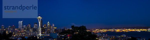 Seattle mit Space Needle bei Nacht  Washington  USA