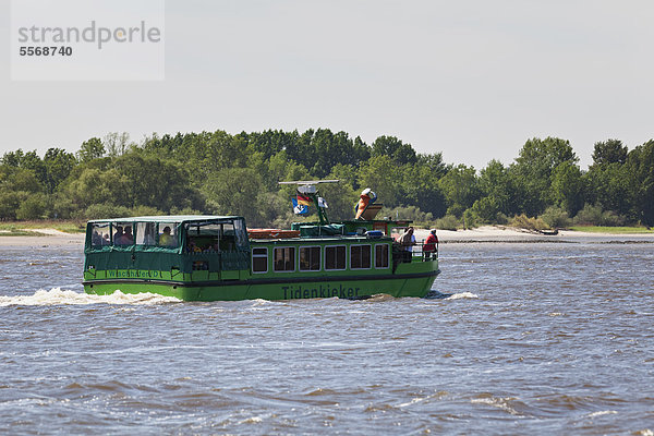 Ausflugsschiff auf der Elbe in Norddeutschland