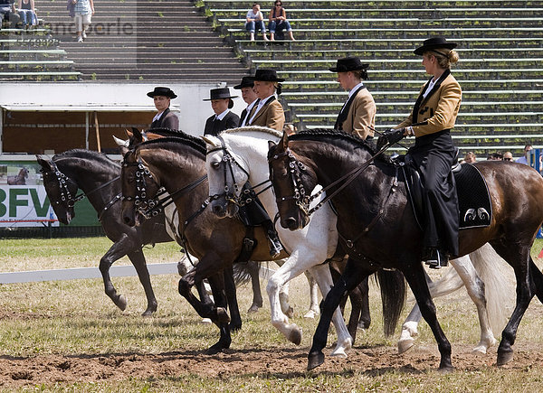 Reiterinnen in traditioneller Kleidung demonstrieren im Schauprogramm auf der Pferd International München ihr Können  München  Bayern  Deutschland  Europa