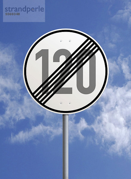Verkehrsschild  Ende der zulässigen Höchstgeschwindigkeit 120 km h vor blauem Himmel