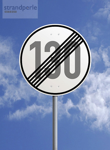 Verkehrsschild  Ende der zulässigen Höchstgeschwindigkeit 130 km h vor blauem Himmel