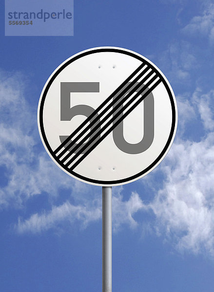 Verkehrsschild  Ende der zulässigen Höchstgeschwindigkeit 50 km h vor blauem Himmel