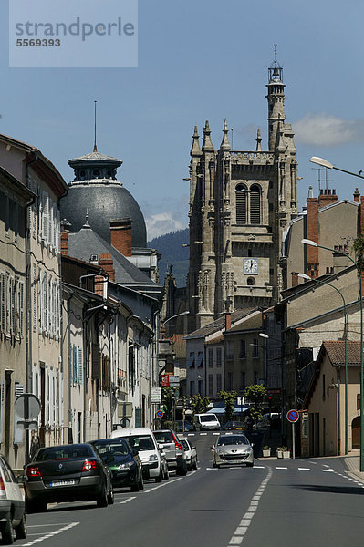 Ambert mit der Kirche Saint-Jean d'Ambert  Puy de Dome  Auvergne  Frankreich  Europa