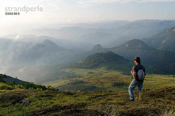 Wanderer genießt die Aussicht  Cirque de Boutieres  Mont Mezenc  Auvergne  Frankreich  Europa