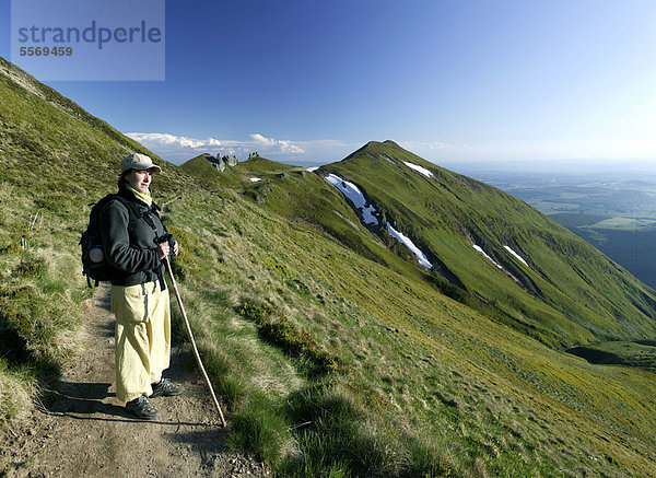 Wanderer auf dem Massif du Sancy  Parc Naturel Regional des Volcans d'Auvergne  Regionaler Naturpark Volcans d'Auvergne  Monts Dore  Puy de Dome  Frankreich  Europa