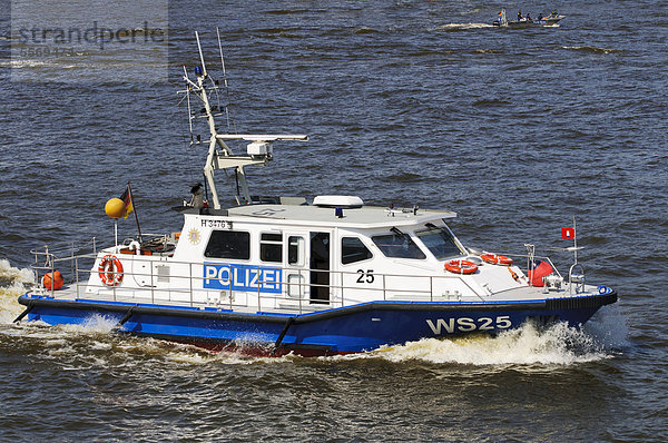 Ein Polizeiboot fährt auf der Elbe  Hafengeburtstag 2011  Hamburg  Deutschland  Europa