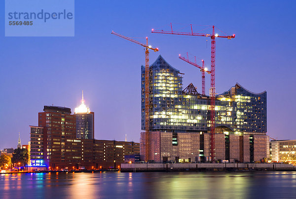 Baustelle der Elbphilharmonie am Abend  HafenCity  Hafen City  Hamburg  Deutschland  Europa