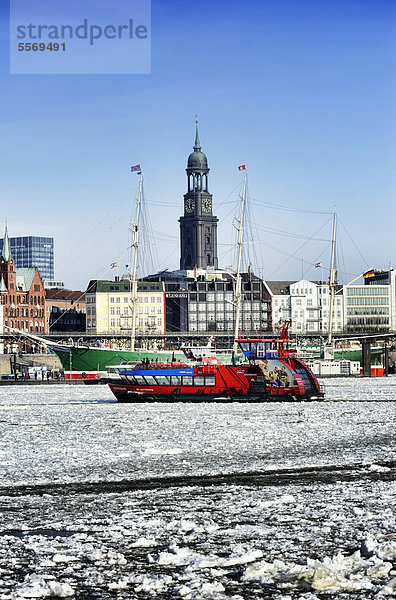 Hafenfähre im winterlichen Hamburger Hafen  Hamburg  Deutschland  Europa
