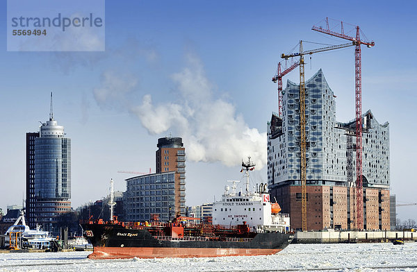 Winterlicher Hamburger Hafen und Elbphilharmonie in Hamburg  Deutschland  Europa