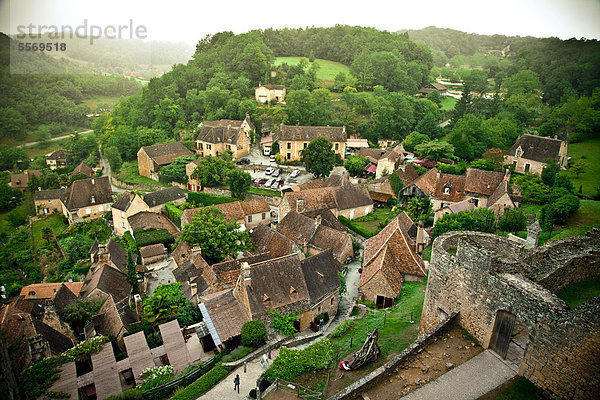 Blick auf das Dorf Castlenaud von der Burg aus  Tal der Dordogne  Aquitanien  Frankreich  Europa
