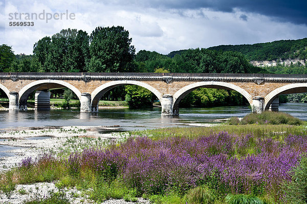 Steinbrücke  Aquitanien  DÈpartement Dordogne  Tal der Dordogne  Frankreich  Europa