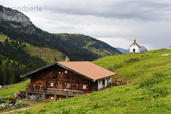 Europa Berg Wiese Österreich Kapelle Tirol