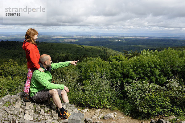 Wanderer auf dem Felsen vom Königsstuhl auf dem Donnersberg  höchster Berg der Pfalz  Nordpfalz  Rheinland-Pfalz  Deutschland  Europa